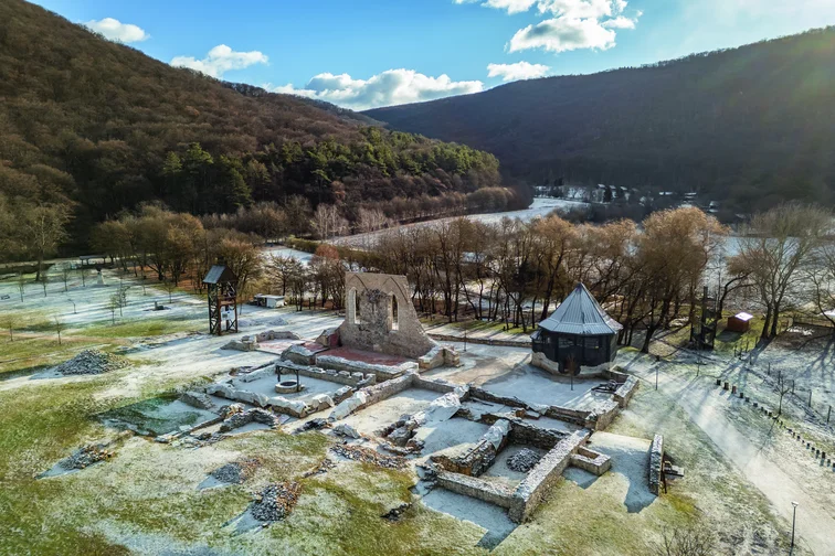 Gombaszög, pálos kolostorrom és Andrássy-kúria