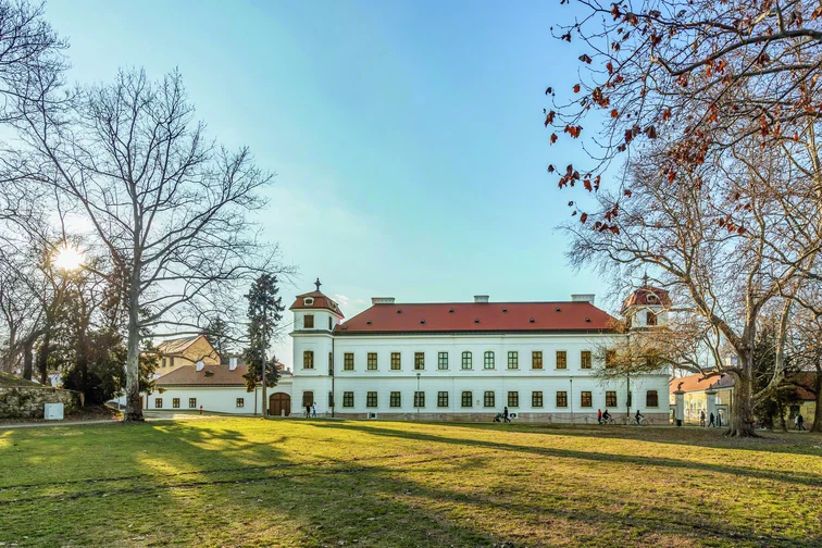 Tata, Esterházy-kastély és kertje